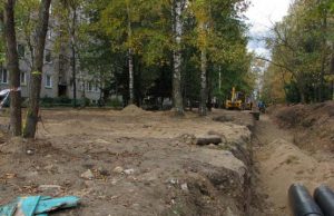 Giliais grioviais išvagotos  Taikos ir Jaunystės gatvės vienai rokiškietei paspendė skaudžius spąstus. N.Byčkovskio nuotr.