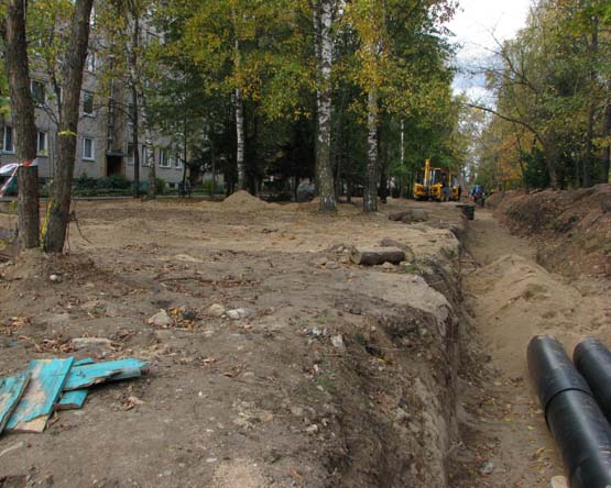 Giliais grioviais išvagotos  Taikos ir Jaunystės gatvės vienai rokiškietei paspendė skaudžius spąstus. N.Byčkovskio nuotr.