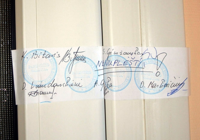 Pirminės asmens sveikatos priežiūros centro direktorės pavaduotojo kabinetą užantspaudavo STT pareigūnai. L.Dūdaitės nuotr.