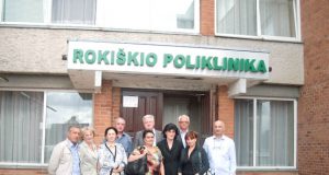 Gruzijos gydytojų delegacija įsiamžino su rajono medikais. PASP centro archyvo nuotr.