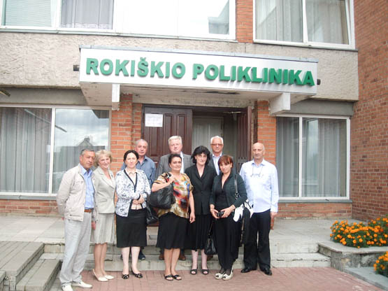 Gruzijos gydytojų delegacija įsiamžino su rajono medikais. PASP centro archyvo nuotr.