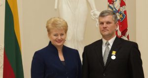 Prezidentė Dalia Grybauskaitė apdovanojo rajono Policijos komisariato Viešosios tvarkos skyriaus areštinės vyriausiąjį postinį Modestą Pečiūrą.