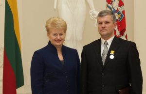 Prezidentė Dalia Grybauskaitė apdovanojo rajono Policijos komisariato Viešosios tvarkos skyriaus areštinės vyriausiąjį postinį Modestą Pečiūrą.