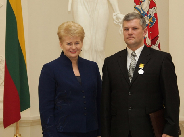Prezidentė Dalia Grybauskaitė apdovanojo rajono Policijos komisariato Viešosios tvarkos skyriaus areštinės vyriausiąjį postinį Modestą Pečiūrą. Prezidentė Dalia Grybauskaitė apdovanojo rajono Policijos komisariato Viešosios tvarkos skyriaus areštinės vyriausiąjį postinį Modestą Pečiūrą.