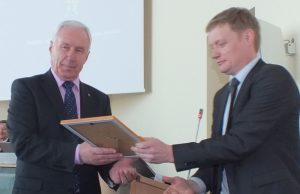 Rajono biudžetas – patvirtintas Rajono tarybos posėdžio svečiai Bronislovas Vasiliauskas (kairėje) ir Giedrius Grybauskas apdovanojo Rokiškį