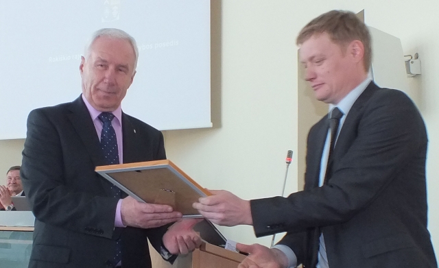 Rajono tarybos posėdžio svečiai Bronislovas Vasiliauskas (kairėje) ir Giedrius Grybauskas apdovanojo Rokiškį