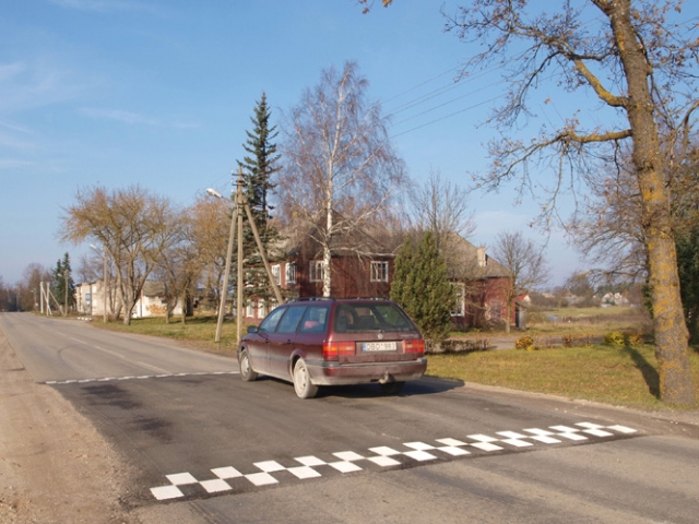 Laibgaliuose įrengus du „gulinčius policininkus“ tikimasi sumažinti avarijų. D.Zibolienės nuotr.