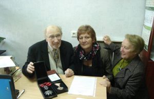 Profesorius Danielius Gužas Rokiškio krašto muziejaus direktorei Nijolei Šniokienei ir istorikei  Onutei Mackevičienei (dešinėje) perdavė Lietuvos laisvės kovų sąjūdžio deklaracijos signataro Vytauto Gužo- Kardo apdovanojimus ir Rokiškio krašto garbės piliečio regalijas. Rokiškio krašto muziejaus archyvo nuotr.