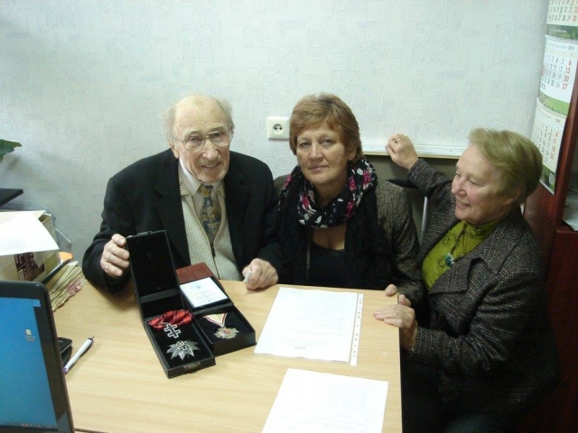 Profesorius Danielius Gužas Rokiškio krašto muziejaus direktorei Nijolei Šniokienei ir istorikei  Onutei Mackevičienei (dešinėje) perdavė Lietuvos laisvės kovų sąjūdžio deklaracijos signataro Vytauto Gužo- Kardo apdovanojimus ir Rokiškio krašto garbės piliečio regalijas. Rokiškio krašto muziejaus archyvo nuotr.