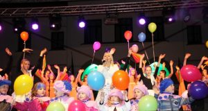 Praėjusių metų miesto gimtadienio šventėje Vaida Genytė bei kitos šalies muzikos žvaigždės koncertavo kartu su Rokiškio vaikais. D.Zibolienės nuotr.