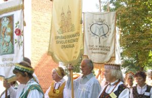 Iškilmingos procesijos akimirka. Gyvojo rožinio draugijos archyvo nuotr.