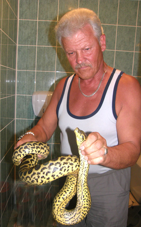 V.Bražiūnas rodė pitoną