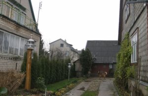 Keršto išpuolis išgąsdino sutuoktinius: palei jų sodybos tujų gyvatvorę pripilta gyvsidabrio. A.Minkevičienės nuotr.