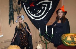 Raganaitės Laura Bražionytė (kairėje) ir Judita Lašaitė Jaunimo centro Helovino šventei išskaptavo du moliūgus. L.Dūdaitės nuotr.