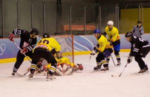 Juodupės ledo ritulininkai laimėjo Juodupėnai (šviesi apranga) ginasi. J. Mižutavičiūtės nuotr.