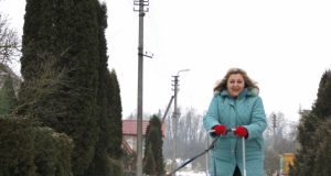 Vilmą Likienę rogėmis tempia Meška ir Spaikas.