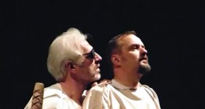 Repeticijos akimirka: priekyje - Dedalas (Sigitas Daščioras) ir poetas Piladas (Antanas Rudokas).  Rokiškio liaudies teatro archyvo nuotr.