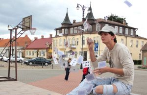 E.Mažeika mėgsta pozuoti paskleidęs kortas į orą. E.Mažeikos archyvo nuotr.