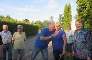 Savanoriai iš Vokietijos bendrauja su Panemunio žmonėmis.