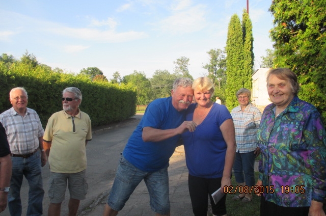 Savanoriai iš Vokietijos bendrauja su Panemunio žmonėmis.