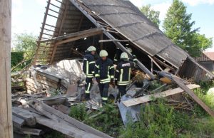 Ugniagesiai supylė vandeniu pastatą