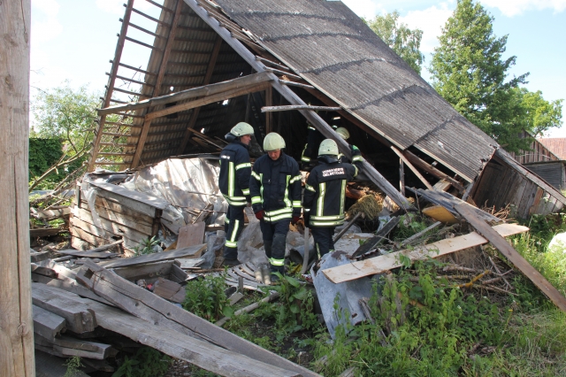 Ugniagesiai supylė vandeniu pastatą
