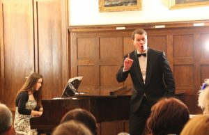 Dvaro menėje – kasmetinis koncertas Į kasmetinį Naujųjų metų koncertą krašto muziejaus darbuotojai pakvietė rokiškėnus ir šiemet.