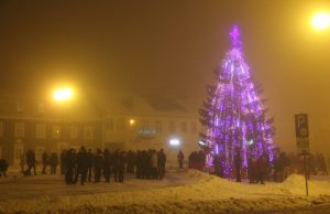 Naujųjų sutiktuvės: tirštame rūke be muzikos ir fejerverkų, bet su pirmaisiais eurais piniginėje Naujuosius sutikusius aikštėje rokiškėnus gaubė tirštas rūkas.