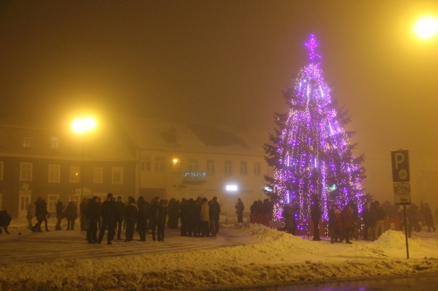 Naujuosius sutikusius aikštėje rokiškėnus gaubė tirštas rūkas.