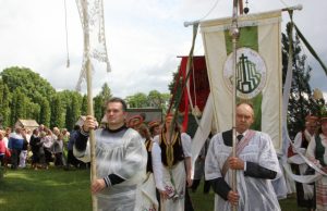 Atlaidų procesija aplink bažnyčią. D. Zibolienės nuotr.