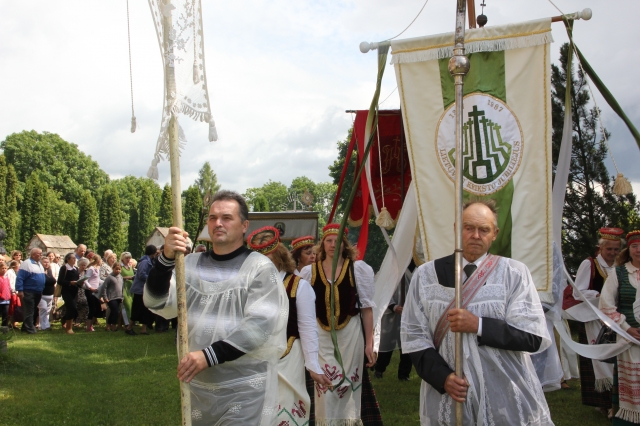 Atlaidų procesija aplink bažnyčią. D. Zibolienės nuotr.