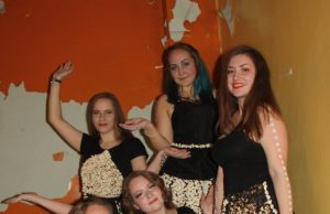 Gimnazistės (iš kairės tupi) Toma Barzdaitė