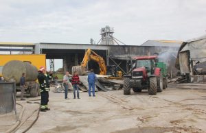 Po nelaimės bendrovės technika tvarko gaisravietę. D. Zibolienės nuotr.