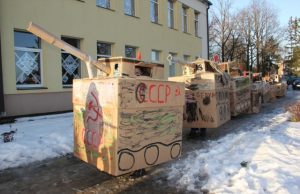 Tankų kolona juda link mokyklos pastato. D. Zibolienės nuotr.