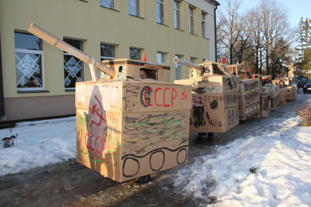 Tankų kolona juda link mokyklos pastato. D. Zibolienės nuotr. Tankų kolona juda link mokyklos pastato. D. Zibolienės nuotr.