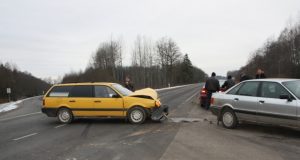 Sudaužytą  VW Passat ruošiamasi išvežti iš sankryžos. D. Zibolienės nuotr.
