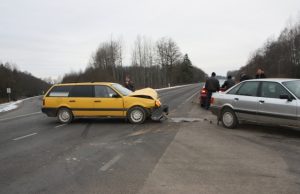 Sudaužytą  VW Passat ruošiamasi išvežti iš sankryžos. D. Zibolienės nuotr.