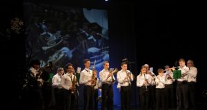 Pučiamųjų orkerstras scenoje pasirodė du kartus: pirmąjį kartą jie grojo J. Cechanovičiaus "Eni Beni"