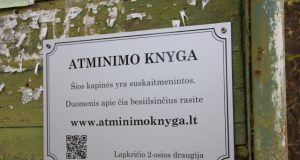 Toks skelbimas kaba prie įėjimo į Ragelių kapines. D. Zibolienės nuotr.