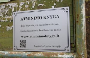 Toks skelbimas kaba prie įėjimo į Ragelių kapines. D. Zibolienės nuotr.