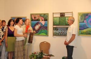 Parodos atidaryme dailininką Eugenijų Raugą dainą pasveikino folkloro ansamblio "Gastauta" nariai. D. Zibolienės  nuotr.