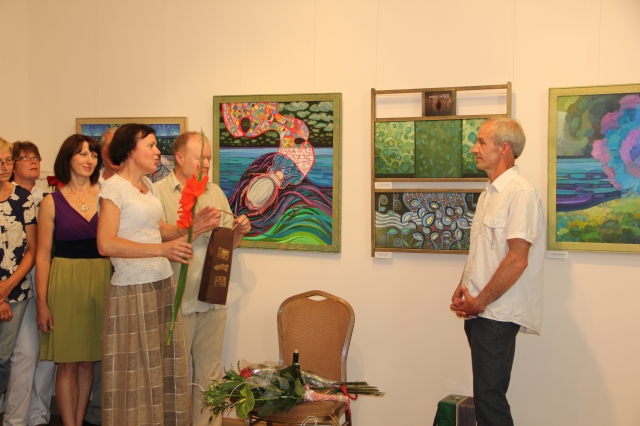 Parodos atidaryme dailininką Eugenijų Raugą dainą pasveikino folkloro ansamblio 