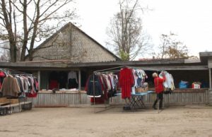 Aplūžęs Pandėlio turgelio prekybos paviljonas nepuošia miesto centro.