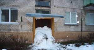 Prie daugiabučio lauko durų kažkas suvertė daugybę sniego. D. Zibolienės nuotr.