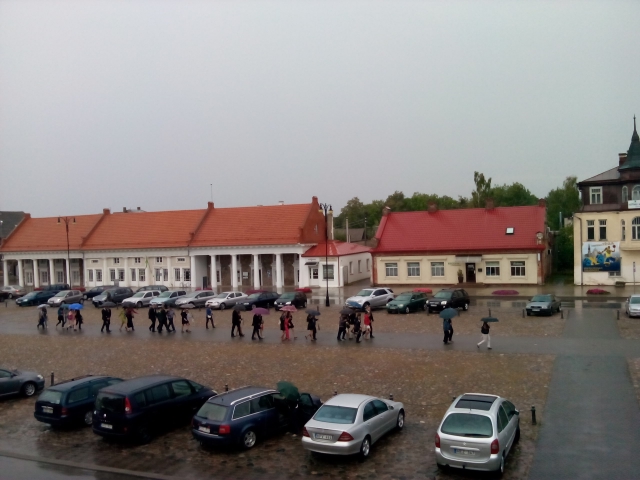 Iš bažnyčios išėjusiems moksleiviams prisireikė skėčių. S.Vitkienės nuotr.