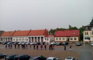 Iš bažnyčios išėjusiems moksleiviams prireikė skėčių.S.Vitkienės nuotr.