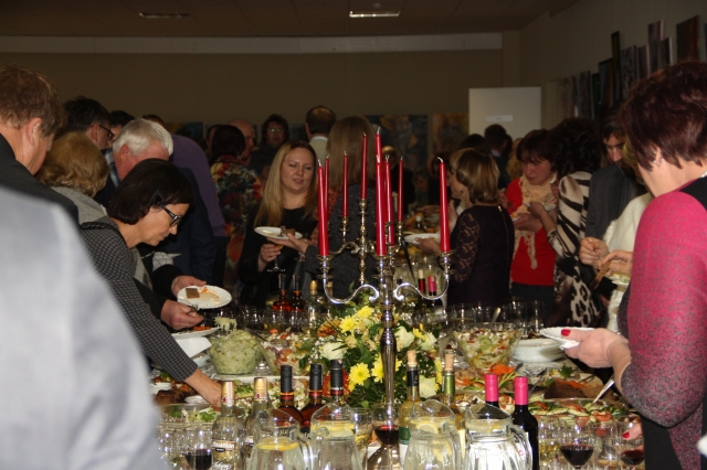 Po pagerbimo ceremonijos ūkininkai ir svečiai aptarti einamųjų reikalų Po pagerbimo ceremonijos ūkininkai ir svečiai aptarti einamųjų reikalų