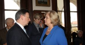 Sveikatos apsaugos ministrė Rimantė Šalaševičiūtė diskutuoja su mūsų kraštiečiu Plungės rajono meru Audriumi Klišoniu.