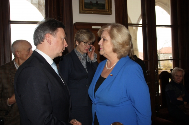 Sveikatos apsaugos ministrė Rimantė Šalaševičiūtė diskutuoja su mūsų kraštiečiu Plungės rajono meru Audriumi Klišoniu.