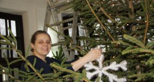 „Laumenės“ floristė Ieva KUPČINSKIENĖ siūlo naudoti kuo daugiau natūralių medžiagų ir derinti spalvas.